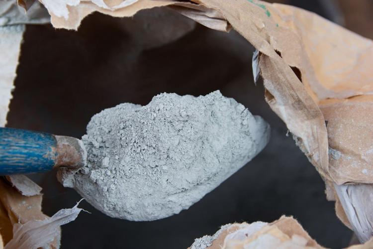 具体取决于水泥在水存在下凝固的能力